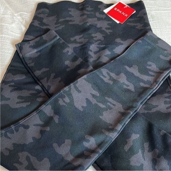 Spanx NWT Look at me now leggings in camo size small - Picture 8 of 8
